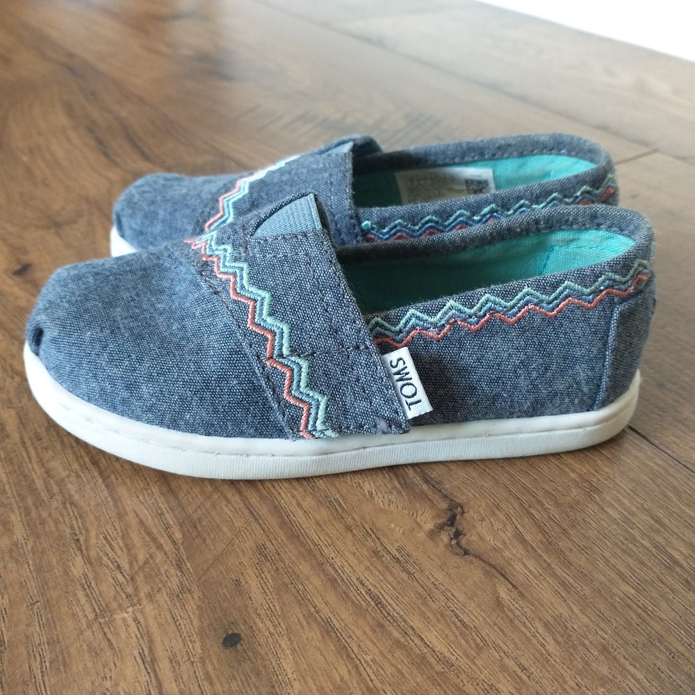 TOMS girls chambray slip-on shoes sz8
